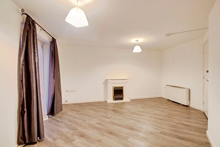 2 Bedroom Flat To Rent In Scholars Walk, Langley, Slough, SL3