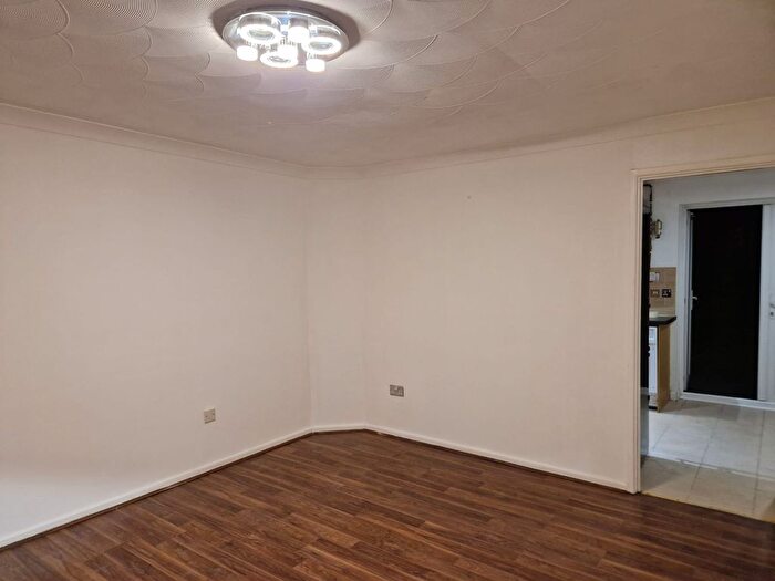 3 Bedroom Semi-Detached House To Rent In Lamberhurst Grove, Milton Keynes, MK7