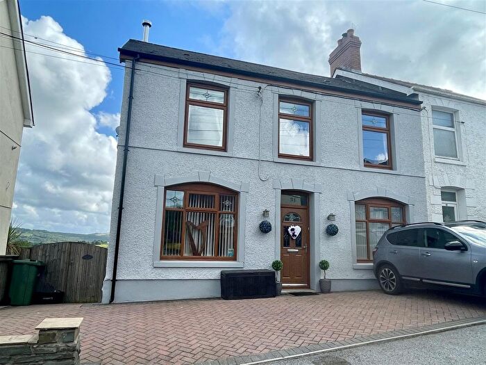 4 Bedroom Semi-Detached House For Sale In Heol Y Banc, Bancffosfelen, Llanelli, SA15