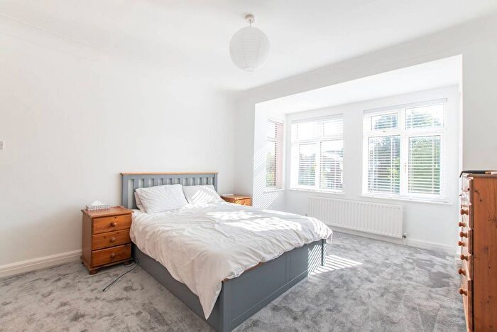 2 Bedroom Flat To Rent In Gladstone Park, Willesden Green, London, NW2