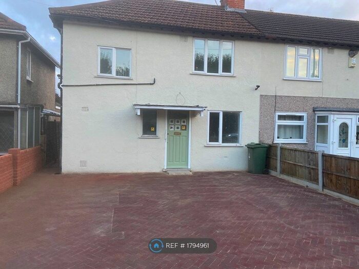 3 Bedroom Semi-Detached House To Rent In New Road, London, E4