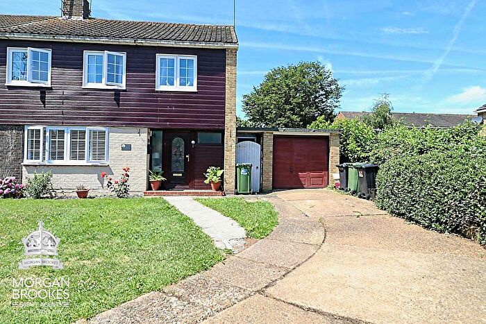 3 Bedroom Semi-Detached House For Sale In Sparrow Hearne, Basildon, SS16