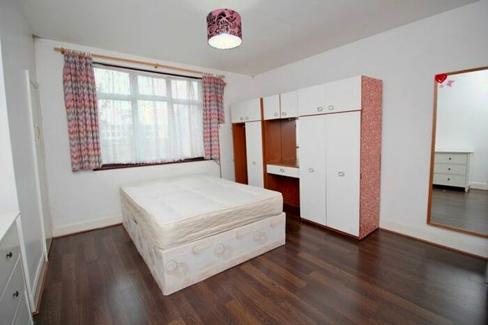 3 Bedroom Semi-Detached House To Rent In Greencroft Road, Hounslow, TW5