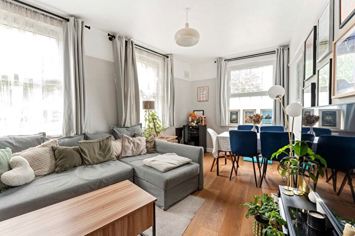 2 Bedroom Flat For Sale In The Polygon, London, SW4