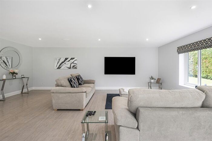 4 Bedroom Detached House For Sale In Crossways, Brimpton Common, Reading, RG7