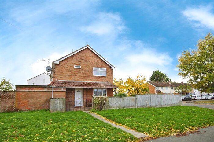3 Bedroom Semi Detached House For Sale In Leighton Avenue, Park South, Swindon, SN3