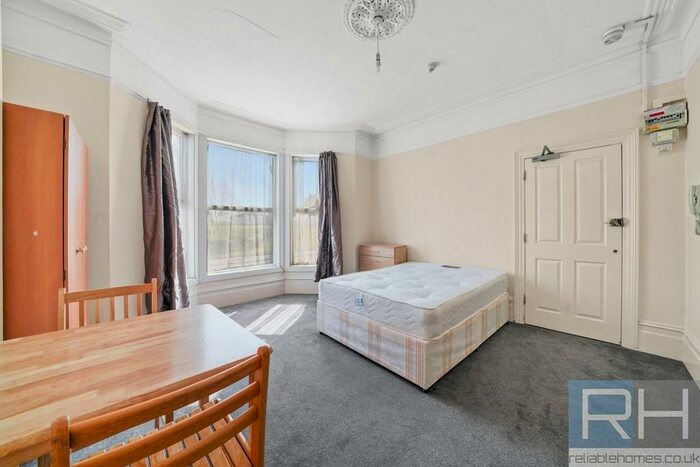 Studio To Rent In High Road, Bounds Green, London, N22