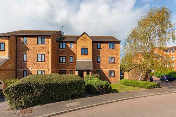 1 Bedroom Flat For Sale In Burket Close, Southall, UB2