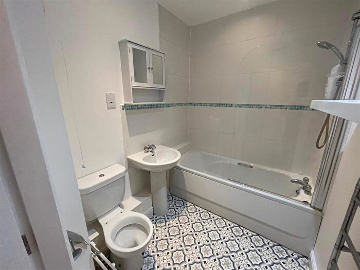 2 Bedroom Flat To Rent In Bickerton Court, Spital, CH63