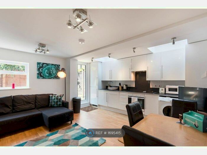 2 Bedroom Flat To Rent In Thorparch Rd, London, SW8