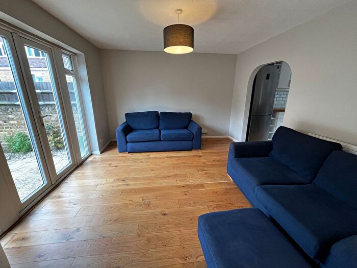 3 Bedroom Flat To Rent In Gideon Road, London, SW11