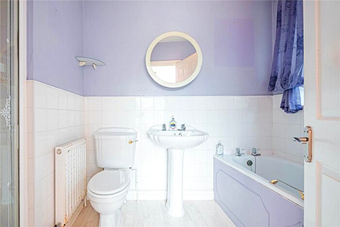 2 Bedroom Bungalow For Sale In Brownlow Rise, Totternhoe, Central Bedfordshire, LU6