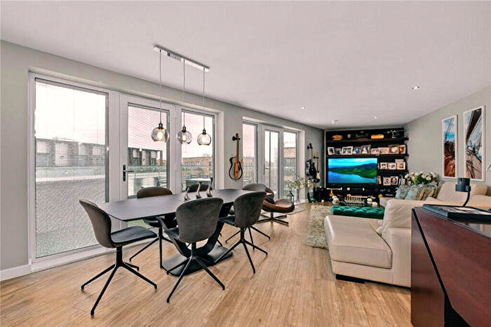 3 Bedroom Flat For Sale In Spitfire Chase, Surrey, Surrey, KT12