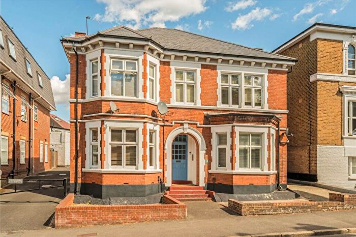 1 Bedroom Flat For Sale In Surbiton Hill Road, Surbiton, KT6