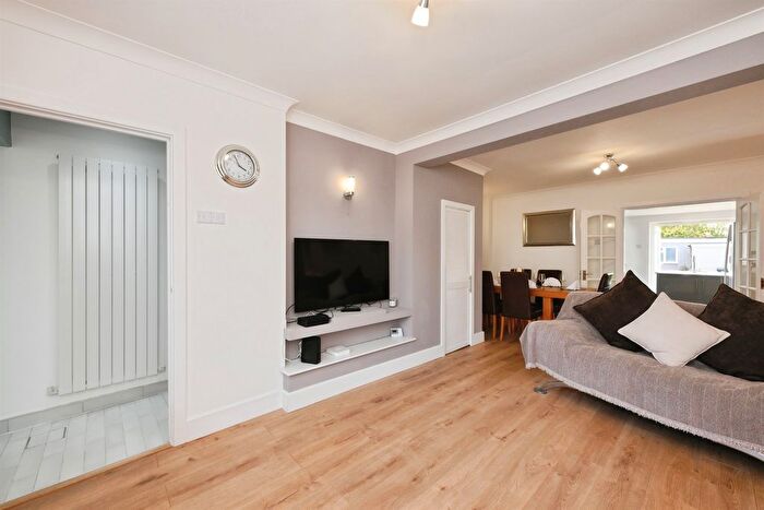 3 Bedroom End Of Terrace House For Sale In River Avenue, Hoddesdon, EN11