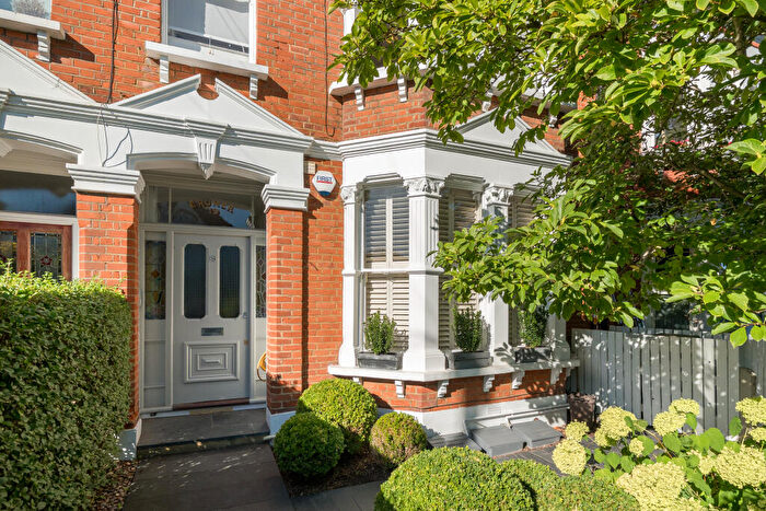 2 Bedroom Flat For Sale In Red Post Hill, London, SE24