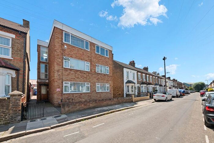 2 Bedroom Flat For Sale In Carlton Court, Studley Grange Road, Hanwell, W7