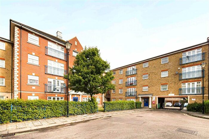 2 Bedroom Flat To Rent In Queensberry Place, London, E12