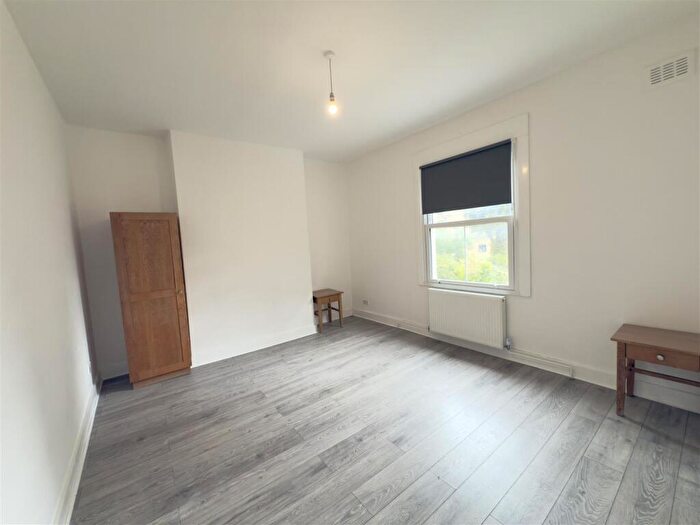 3 Bedroom Maisonette To Rent In Amhurst Road, Hackney, E8