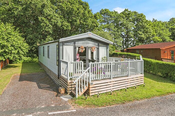 2 Bedroom Mobile/park Home For Sale In Hull Road, Wilberfoss, York, YO41