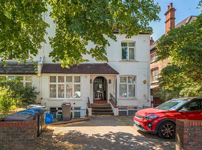 2 Bedroom Flat For Sale In Chatsworth Road, London, NW2