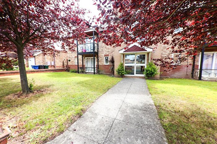 2 Bedroom Apartment For Sale In Roundhill Court, Lakeside, Doncaster, DN4