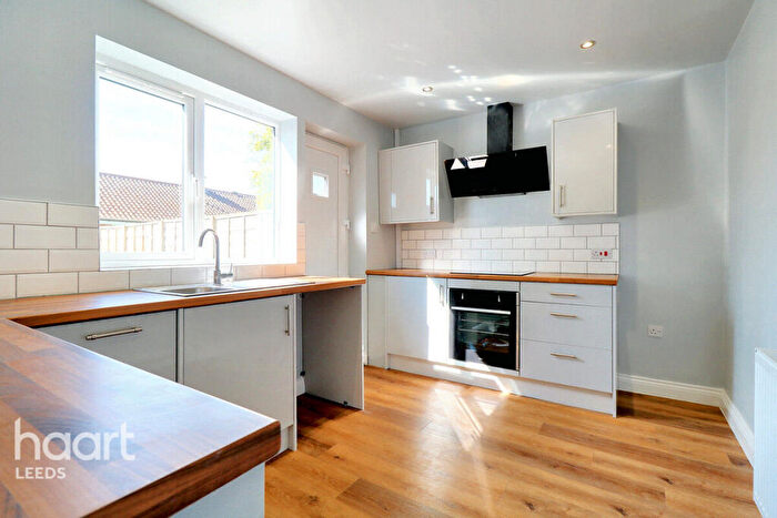 4 Bedroom Semi-Detached House For Sale In Whitecliffe Crescent, Leeds, LS26