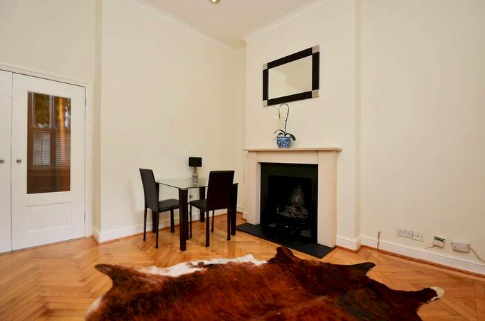 2 Bedroom Flat To Rent In Kempsford Gardens, Earls Court, London, SW5