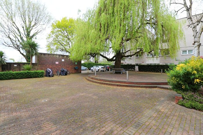 2 Bedroom Flat To Rent In Bloomsbury Close, London, W5