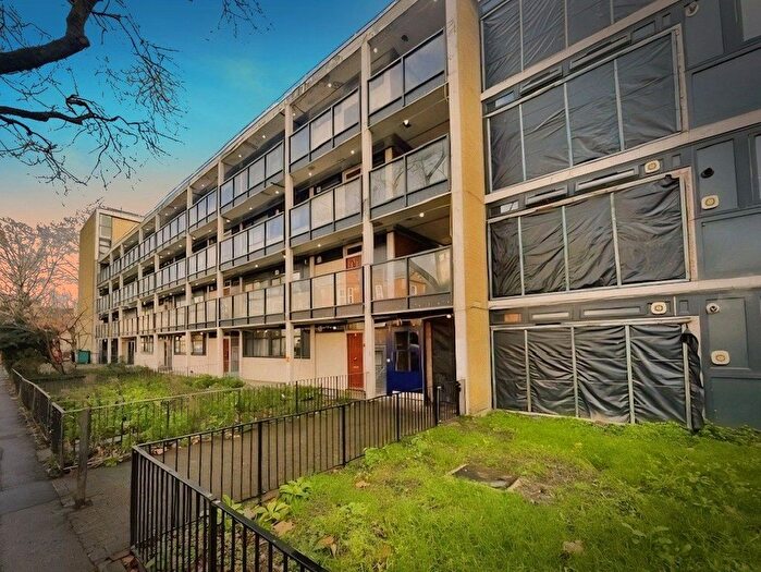 2 Bedroom Flat For Sale In Chilton Grove, Deptford, London, SE8