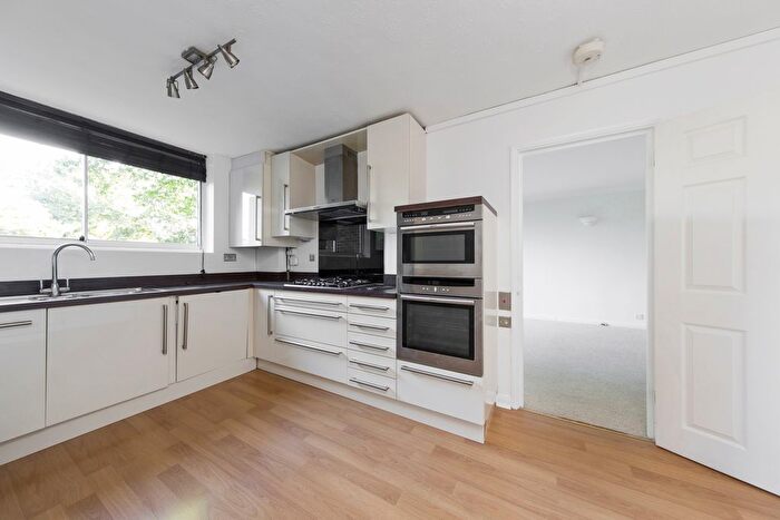 2 Bedroom Flat To Rent In Stroudwater Park, Weybridge, KT13