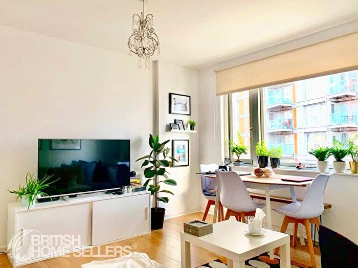 3 Bedroom Apartment For Sale In Blackwall Way, London, E14