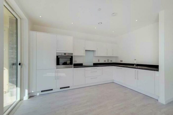 3 Bedroom Flat To Rent In Frogley Park, Barking, IG11