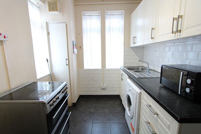 2 Bedroom Flat To Rent In Albert Carr Gardens, London, SW16
