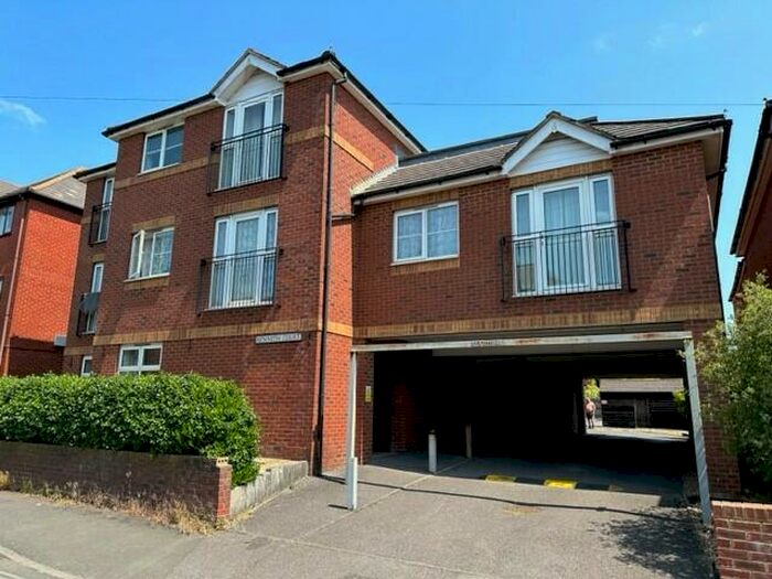 1 Bedroom Flat To Rent In Kenneth Court, Bitterne, SO18