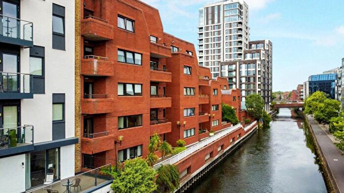 2 Bedroom Apartment For Sale In Selborne Court, Reading, Berkshire, RG1