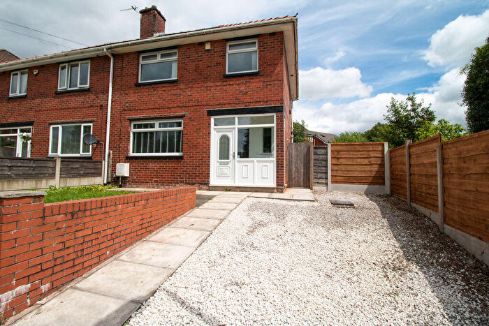 3 Bedroom Semi-Detached House For Sale In Davies Street, Kearsley, Bolton, BL4