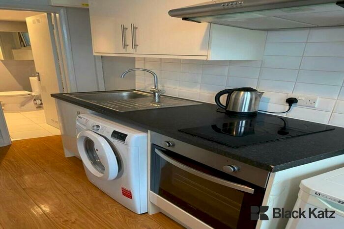 Flat To Rent In Woodside Road, Wood Green, N22