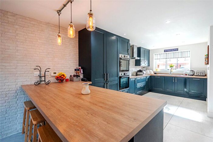 3 Bedroom End Of Terrace House For Sale In Leyland Road, Dunstable, Bedfordshire, LU6