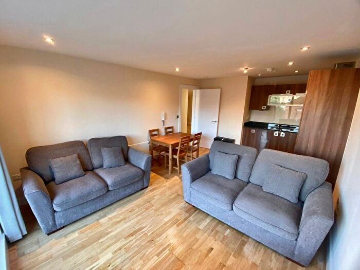 2 Bedroom Flat To Rent In The Chandlers, Leeds, LS2