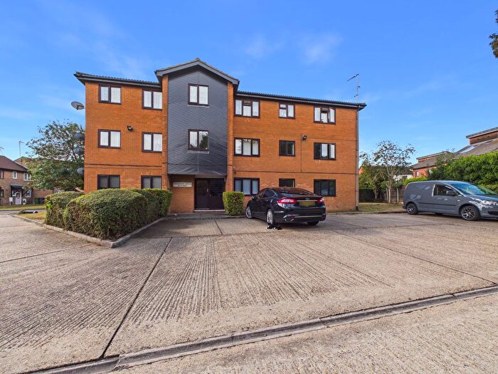 2 Bedroom Flat For Sale In Stagshaw Drive, Peterborough, PE2