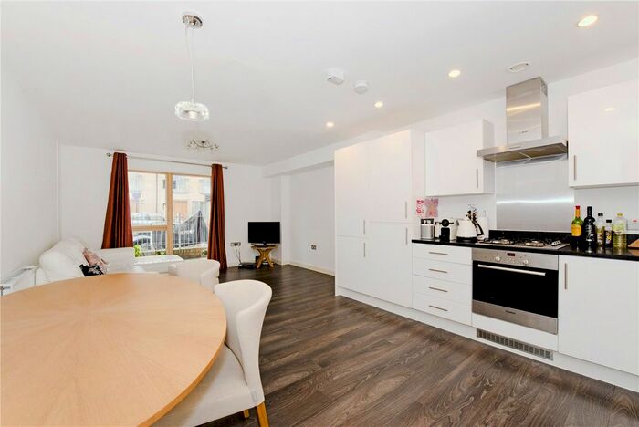 2 Bedroom Flat To Rent In Clock View Crescent, Islington, N7
