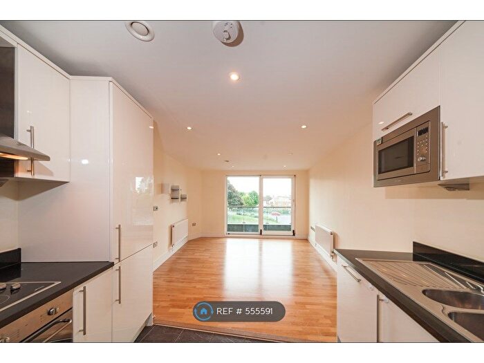 3 Bedroom Flat To Rent In High Road, Ilford, IG1