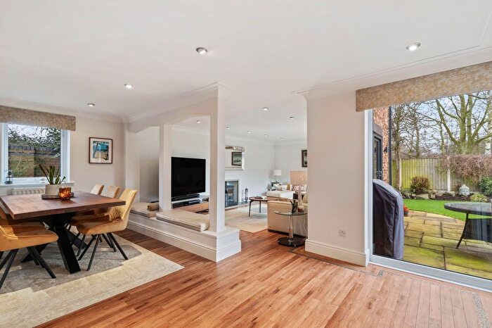 4 Bedroom Detached House For Sale In Crofton Close, Appleton Thorn, WA4 - Photo 6