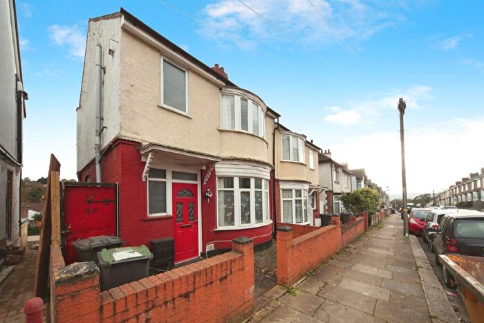 3 Bedroom Semi-Detached House For Sale In Kingston Road, Luton, LU2