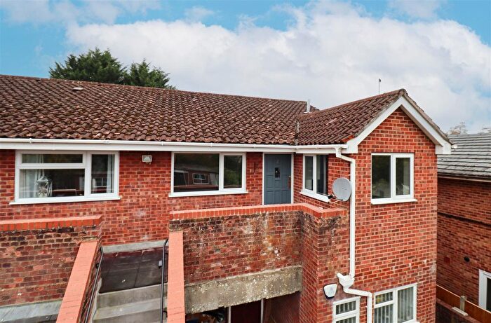 3 Bedroom Maisonette For Sale In Reading Road South, Church Crookham, Fleet, GU52