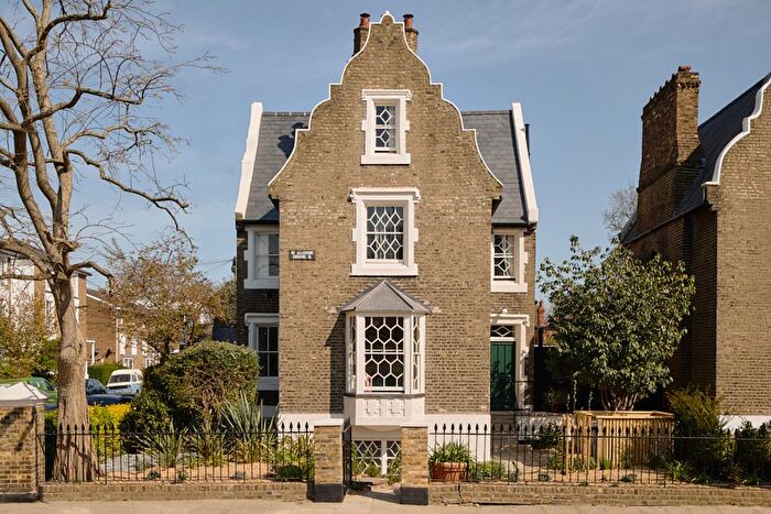 4 Bedroom Semi-Detached House For Sale In De Beauvoir Square, London, N1