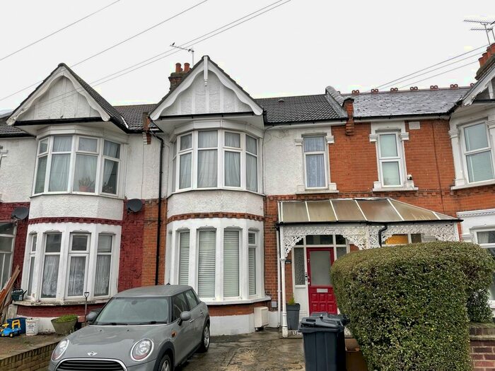 2 Bedroom Flat To Rent In Auckland Road, Ilford, IG1
