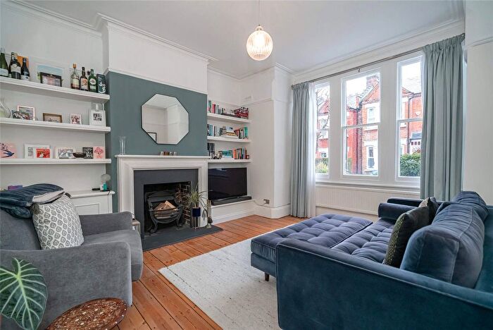 2 Bedroom Flat For Sale In Park Hall Road, London, N2