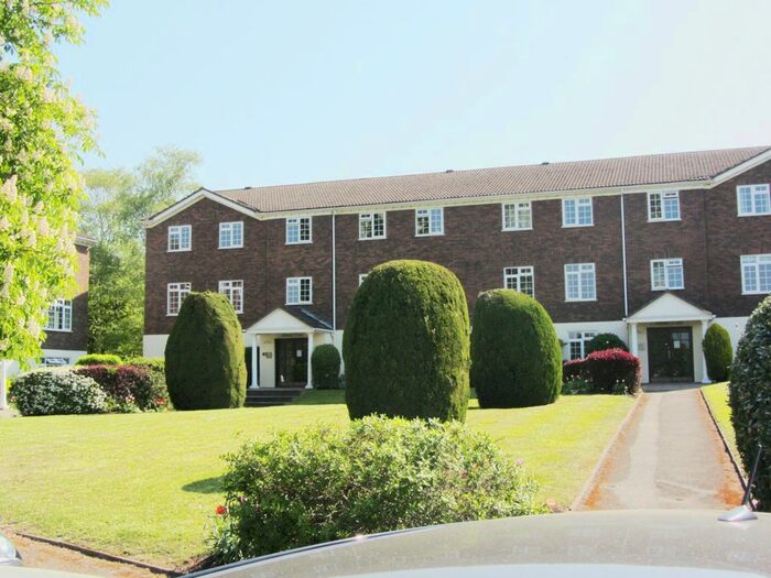 2 Bedroom Flat To Rent In Hillcrest, Weybridge, KT13